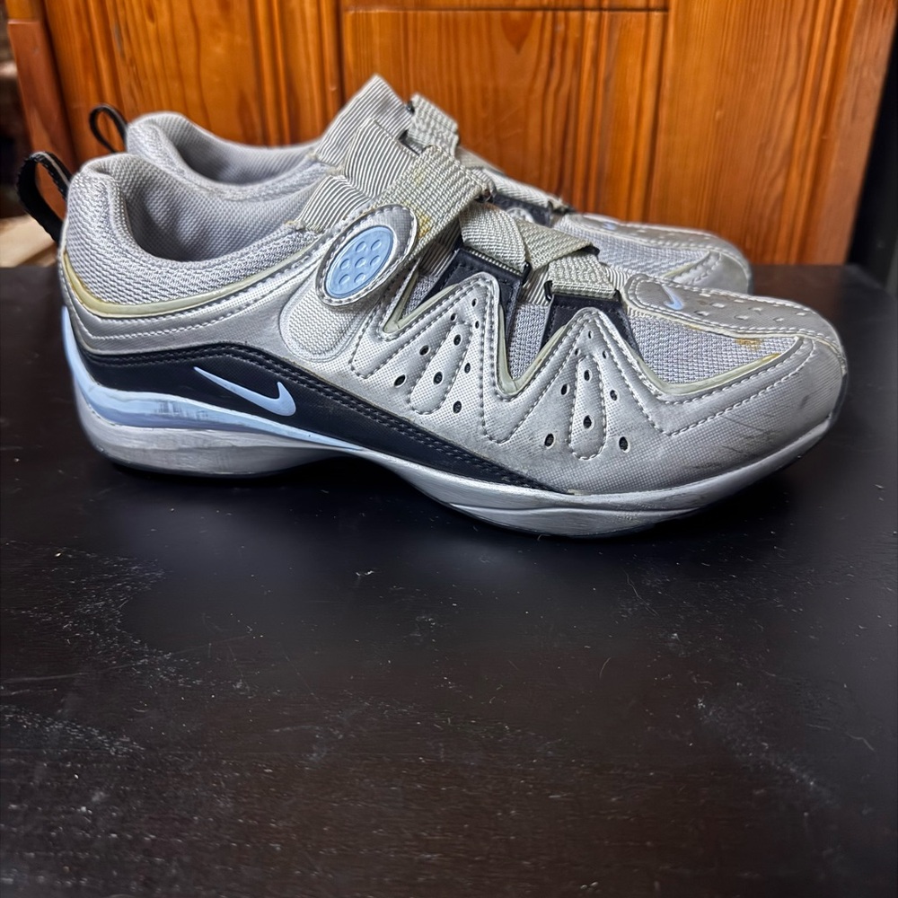 Nike women’s cycling Silver and Black Shoes size 9.5